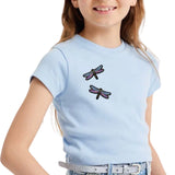 Twee maal de Libelle Insect Strijk Embleem Patch op een lichtblauw t-shirtje