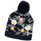 Twee maal de Margriet Madeliefje Strijk Applicatie Embleem Patch op een muts samen met drie roze bloemetjes