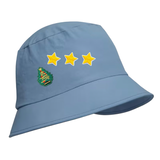 Kerst Kerstboom X-mas Tree Strijk Embleem Patch samen met drie kleine gele sterren op een lichtblauwe Bucket Hat