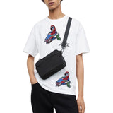 Twee maal de Papegaai Paillette Strijk Embleem Patch op een wit t-shirt