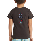 Regenboog Wolkjes Strijk Embleem Patch samen met drie andere strijk patches op een donkergrijs  t-shirt