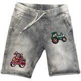 Tractor Trekker Strijk Embleem Patch Donker Groen samen met een scooter strijk patch op een korte grijze spijkerbroek