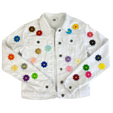 Madelief Bloemetje Strijk Embleem Patch Paars samen met alle kleurvarianten op een wit spijkerjasje