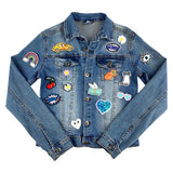 Margriet Madeliefje Strijk Applicatie Embleem Patch samen met veel andere strijk patches op een spijkerjasje