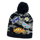 Kever Beatle Flower Power Auto Strijk Embleem Patch samen met drie andere strijk patches op een muts met camouflage print