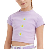 Drie maal de Margriet Madeliefje Strijk Applicatie Embleem Patch op een lila t-shirtje