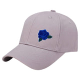 Roos Strijk Applicatie Patch Embleem Blauw op een grijze cap