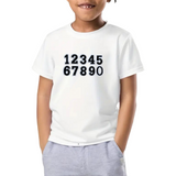 Cijfer Nummer Strijk Patches Embleem Wit Zwart 0 tot 9 op een wit t-shirtje