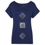 Tribal Paillette Zilver Grijs Sequins Cosplay Strijk Embleem Patch op een donker blauw shirt samen met twee donkerblauwe varianten