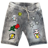 Drie maal de Ster Strijk Embleem Applicatie Patch Zilver samen met andere strijk patches op een grijze korte broek