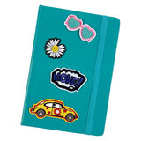 Kever Beatle Flower Power Auto Strijk Embleem Patch samen met andere strijk patches op de voorzijde van een blauwe agenda