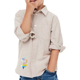 Eenhoorn Gekleurde Manen Strijk Patch Embleem op een beige blouse
