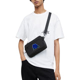 Roos Strijk Applicatie Patch Embleem Blauw op een klein zwart tasje