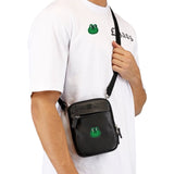 Twee maal de Kikker Kop Strijk Applicatie Patch op een zwart tasje en een wit t-shirt