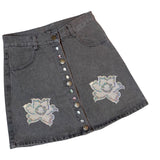 Twee maal de Roos Rozen Paillette Strijk Embleem Patch Wit op een grijs kort spijkerrokje