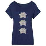Drie maal de Roos Rozen Paillette Strijk Embleem Patch Wit op een blauw t-shirt
