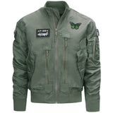 Vlinder Strijk Embleem Patch Donkergroen Zwart op een groene jas