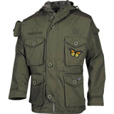 Vlinder Strijk Embleem Patch Oranje Geel Zwart op een legergroene jas