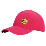 Emoji Smiley Strijk Embleem Patch Wijsvinger op een roze cap