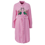 Flamingo Strijk Embleem Patch Links samen met de rechter variant  op een roze jurk