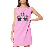 Flamingo Strijk Embleem Patch Links samen met de rechter variant  op een roze jurk