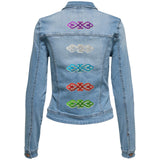 Tribal Paillette Groen Cosplay Sequins Strijk Embleem Patch samen met vier andere kleurvarianten op de rugzijde van een spijkerjajse