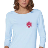 Vredesteken Peace Sign Strijk Embleem Patch Roze op een licht blauwe longsleeve