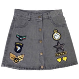 Horloge Klok Strijk Embleem Patch op een spijker rokje samen met andere stoere strijk patches