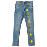 Emoji Smiley Strijk Embleem Patch Wijsvinger samen met andere emoji patches op de broekspijp van een spijkerbroek