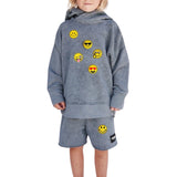 Emoji Smiley Strijk Embleem Patch Wijsvinger samen met andere patches uit deze serie op een grijze hoodie en korte spijkerbroek