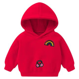 samen met een paillette regenboog patch op de spijkerbroek samen met een paillette regenboog patch op een rode kleine hoodie