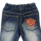 Rond rode airforce embleem patch met goudkleurige vleugels en blauwe tekst op de achterzak van een blauwe spijkerbroek