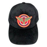 Rond rode airforce embleem patch met goudkleurige vleugels op een zwarte cap