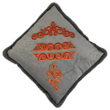 Twee maal de Cosplay Sequins Venetiaans Kant Strijk Applicatie Patch Rood samen met andere varianten in dezelfde kleur op een grijs sierkussen