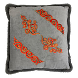 Twee maal de Cosplay Sequins Venetiaans Kant Strijk Applicatie Patch Rood samen met een set van een andere variant op een grijs sierkussen