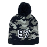 Cijfer Strijk Embleem Patches Zwart Wit op een muts met camouflage print