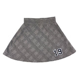 Cijfer Strijk Embleem Patches Zwart Wit op een klein geruit rokje