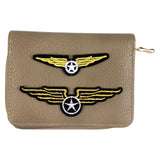 Airforce Aviator Wings Ster Strijk Embleem Patch samen met een kleinere variant op een beige portemonnee