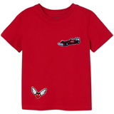 Hart Hartje Met vleugels Strijk Embleem Patch samen met een formule 1 raceauto op een rood t-shirtje