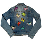 Vlinder Strijk Embleem Patch Artistiek Paars samen met acht andere kleuren van deze vlinder patch op de rugzijde van een spijkerjasje