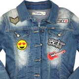 Gitaar Strijk Embleem Patch Rood samen met andere strijk patches op een spijkerjasje