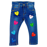 Hartje Met Oogjes Strijk Embleem Patch Donker Blauw samen met zes andere kleur varianten van deze patch op een klein spijkerbroekje