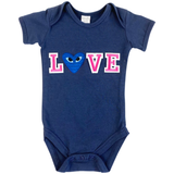 Hartje Met Oogjes Strijk Embleem Patch Donker Blauw samen met roze love letter alfabet strijk patches op een donkerblauwe baby romper