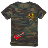 Gitaar Strijk Embleem Patch Rood samen met een gele sugar skull patch op een t-shirtje met camouflage print.