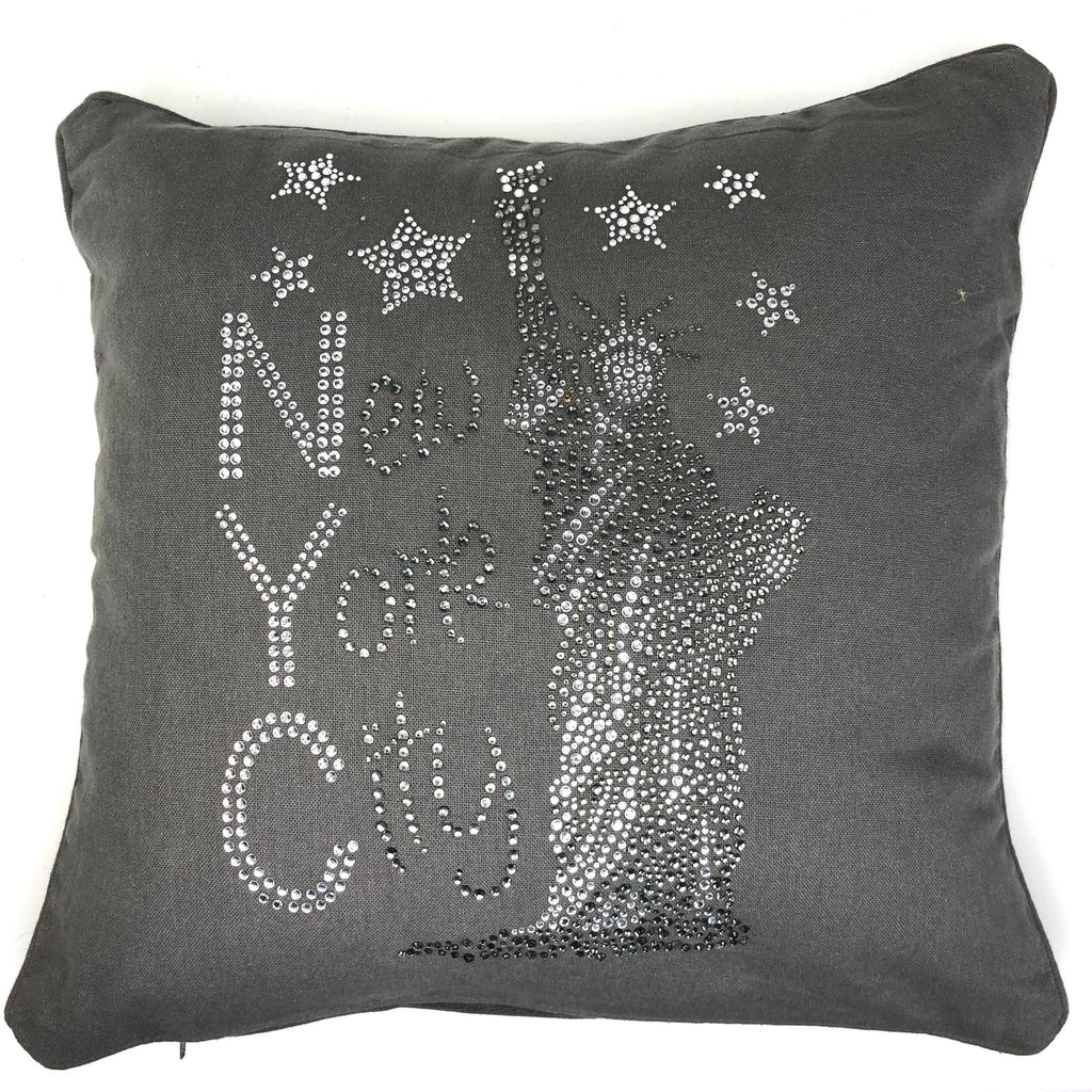 Dit sierkussen is door MegaMooi ontworpen. De strass rhinestone applicatie van het Amerikaanse Vrijheidsbeeld / Lady Liberty met daarnaast de tekst New York City" is aangebracht op een grijs katoenen sierkussen hoes.