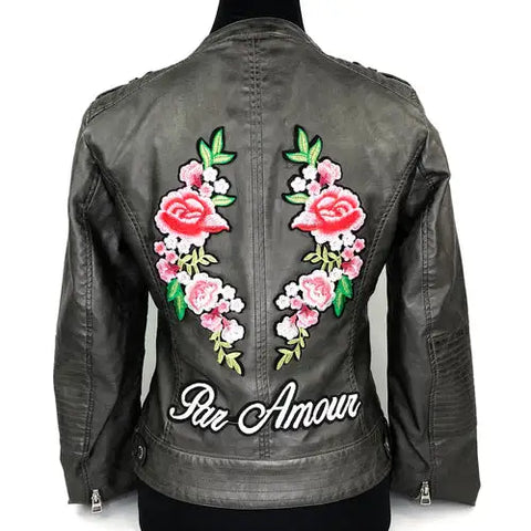 Verspiegelte rosa Blumenaufnäher und Text über Liebe auf einer Lederjacke (Patch-Inspiration) 