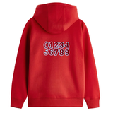 Cijfer Nummer Wit Rood Strijk Patch Embleem op de rugzijde van een rode hoodie