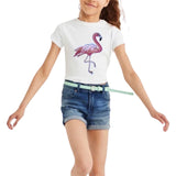 Roze Flamingo XXL Strijk Embleem Patch Links op een wit t-shirtje