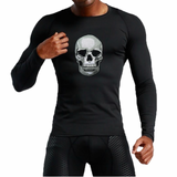 Skull Doodskop Schedel Strijk Patch Embleem op een zwart t-shirt