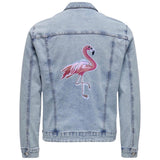 Roze Flamingo XXL Strijk Embleem Patch Links op de rugzijde van een spijkerjack